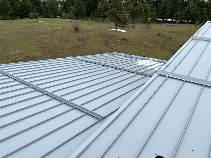 Light standing-seam panels with crimped seams and ridge flashing